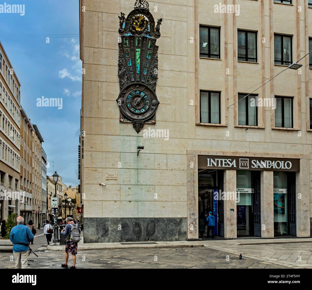Eine Niederlassung von Intesa Sanpaolo in Lecce Italien. Intesa Sanpaolo ist Italiens größte Bank nach Vermögenswerten und die 27. Größte Bank der Welt. Stockfoto