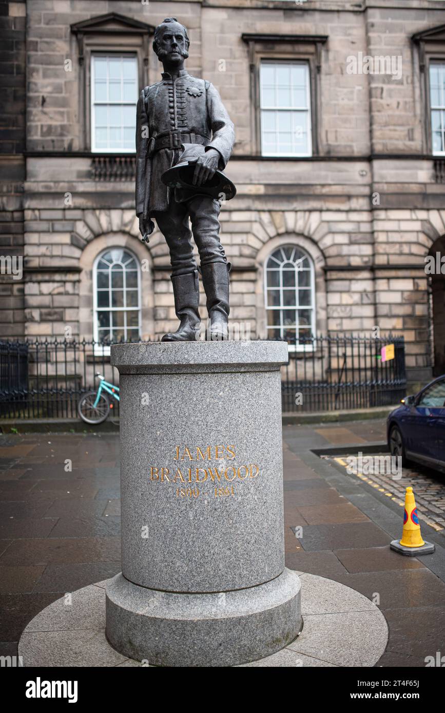 Statue von James Braidwood, schottischer Feuerwehrmann, der der erste „Master of Engines“ war, bei der weltweit ersten kommunalen Feuerwehr in Edinburgh im Jahr 182 Stockfoto