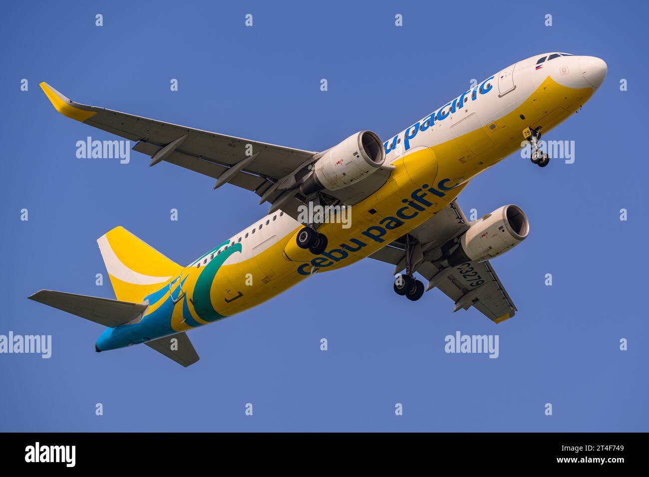 Cebu Pacific Airbus A320-200 an einem sonnigen Tag Landung am Flughafen Singapur Changi Stockfoto