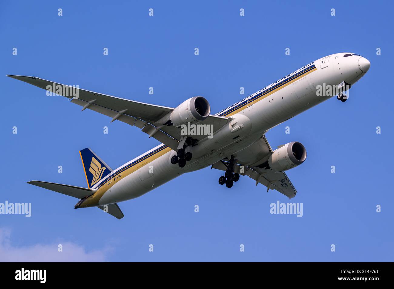 Singapore Airlines Boeing 787-10 Dreamliner an einem sonnigen Tag Landung am Flughafen Singapur Changi Stockfoto