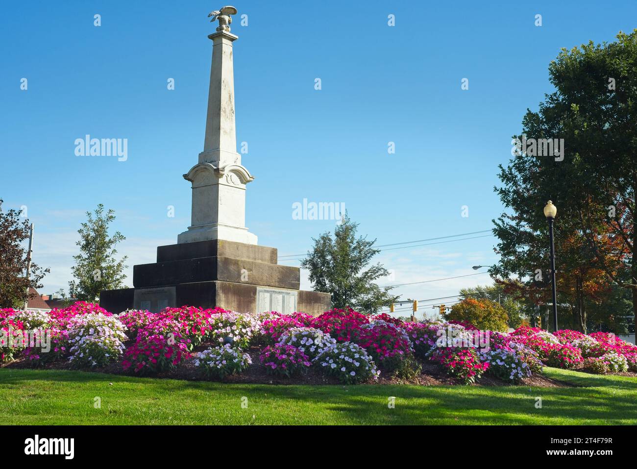 Das Bürgerkriegsmerkmal in Twinsburg, Ohio, auf dem Stadtplatz umgeben von lebhaften Petunien. Stockfoto