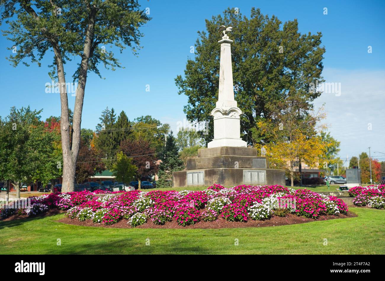 Das Denkmal für den Bürgerkrieg auf dem Stadtplatz in Twinsburg, Ohio, umgeben von Haufen lebendiger Petunien. Stockfoto