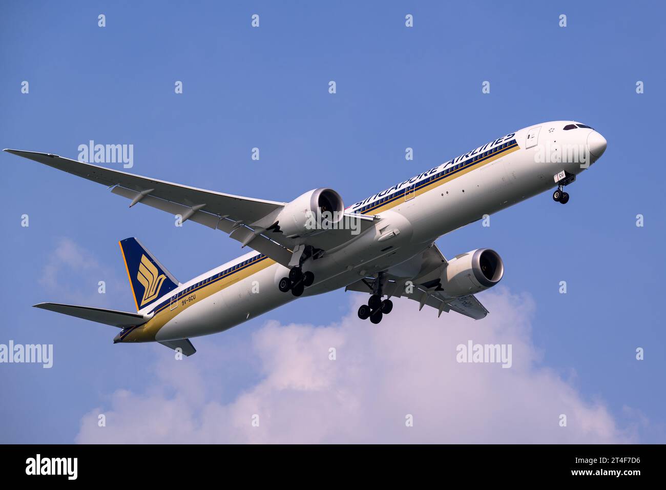 Singapore Airlines Boeing 787-10 Dreamliner an einem sonnigen Tag Landung am Flughafen Singapur Changi Stockfoto