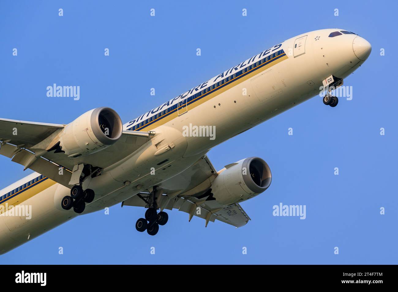 Singapore Airlines Boeing 787-10 Dreamliner an einem sonnigen Tag Landung am Flughafen Singapur Changi Stockfoto