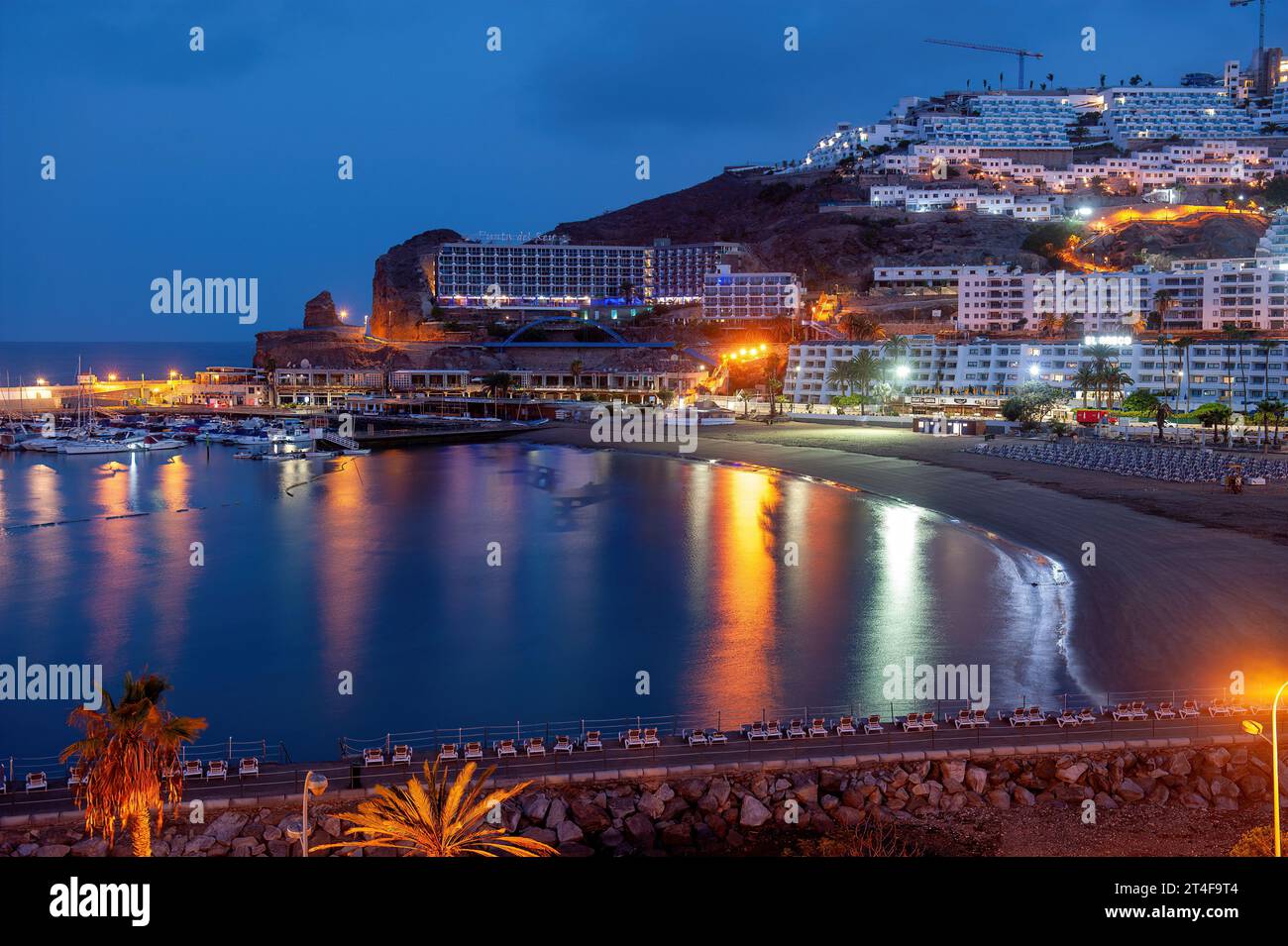 Dämmerungsaufnahme des Strandes und Hafens von Puerto Rico. Stockfoto