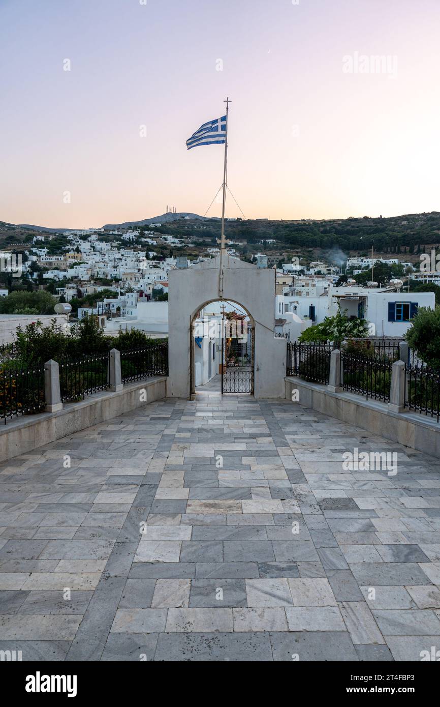 Hof der Kirche der Heiligen Dreifaltigkeit in Lefkes, Paros, Griechenland Stockfoto