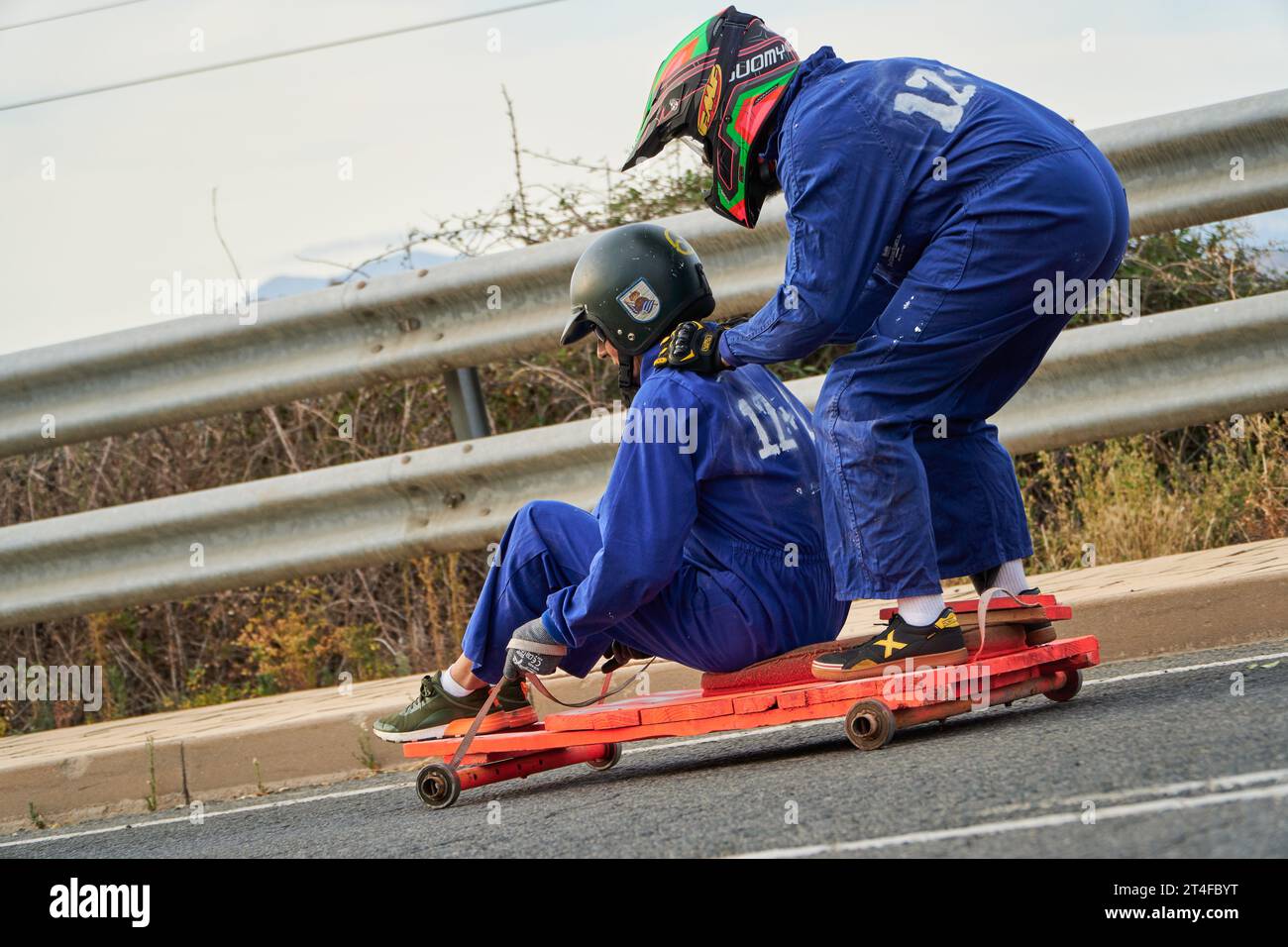 Agoncillo, La Rioja, Spanien, 08152023: Goitiberas oder Caravlanas fahren mit recycelten Fahrzeugen, die von der Schwerkraft angetrieben werden Stockfoto