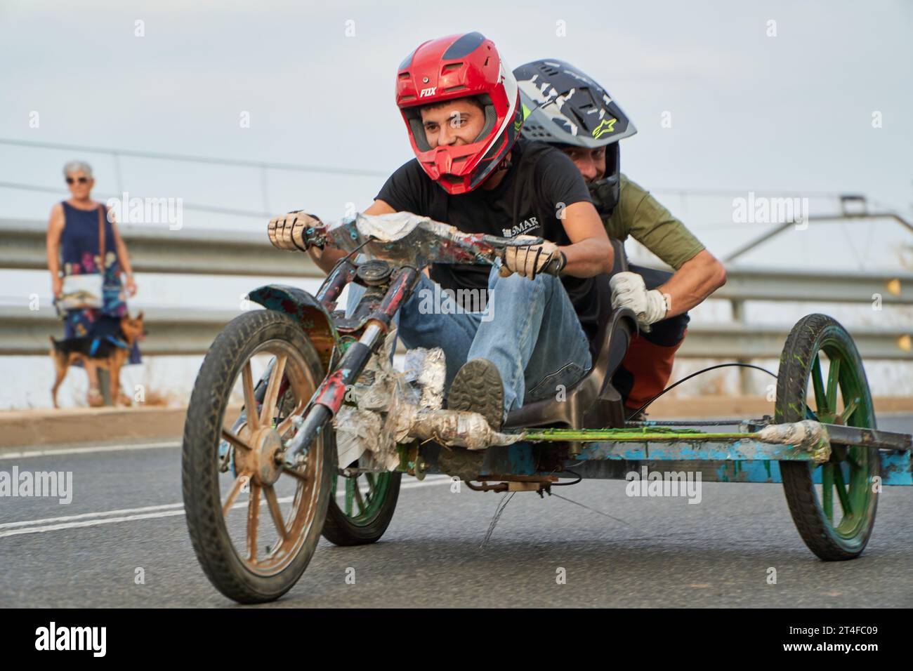 Agoncillo, La Rioja, Spanien, 08152023: Nachbarn fahren handgefertigte Autos den Hang hinunter Stockfoto