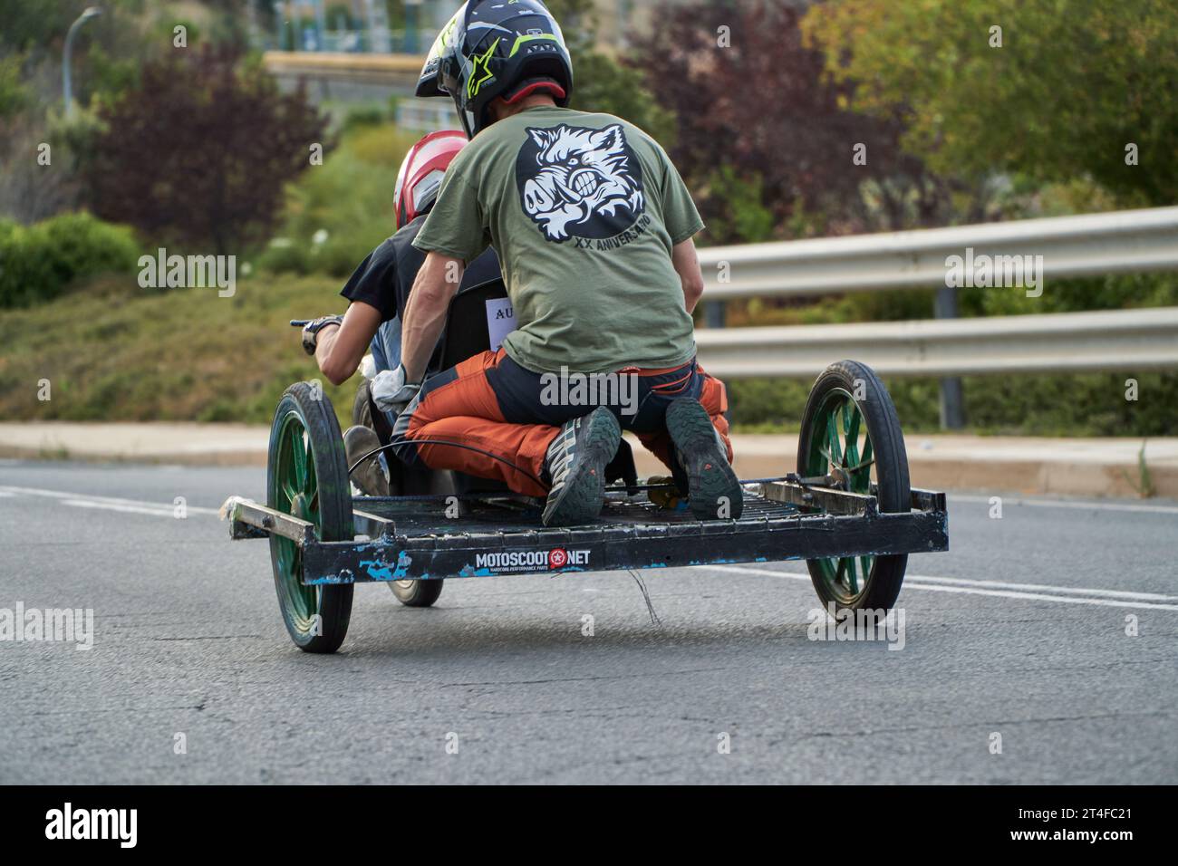 Agoncillo, La Rioja, Spanien, 08152023: Nachhaltiges Crazy-Rennen mit handgefertigten Fahrzeugen auf lokaler Party Stockfoto