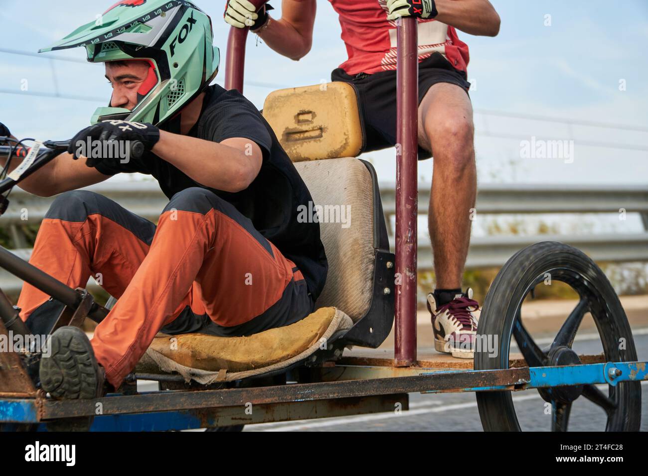 Agoncillo, La Rioja, Spanien, 08152023: Nachhaltiges Crazy-Rennen mit handgefertigten Fahrzeugen auf lokaler Party Stockfoto