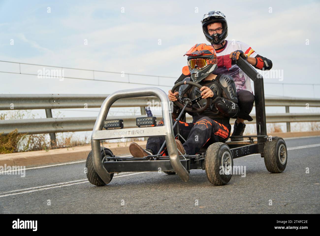 Agoncillo, La Rioja, Spanien, 08152023: Nachhaltiges Crazy-Rennen mit handgefertigten Fahrzeugen auf lokaler Party Stockfoto