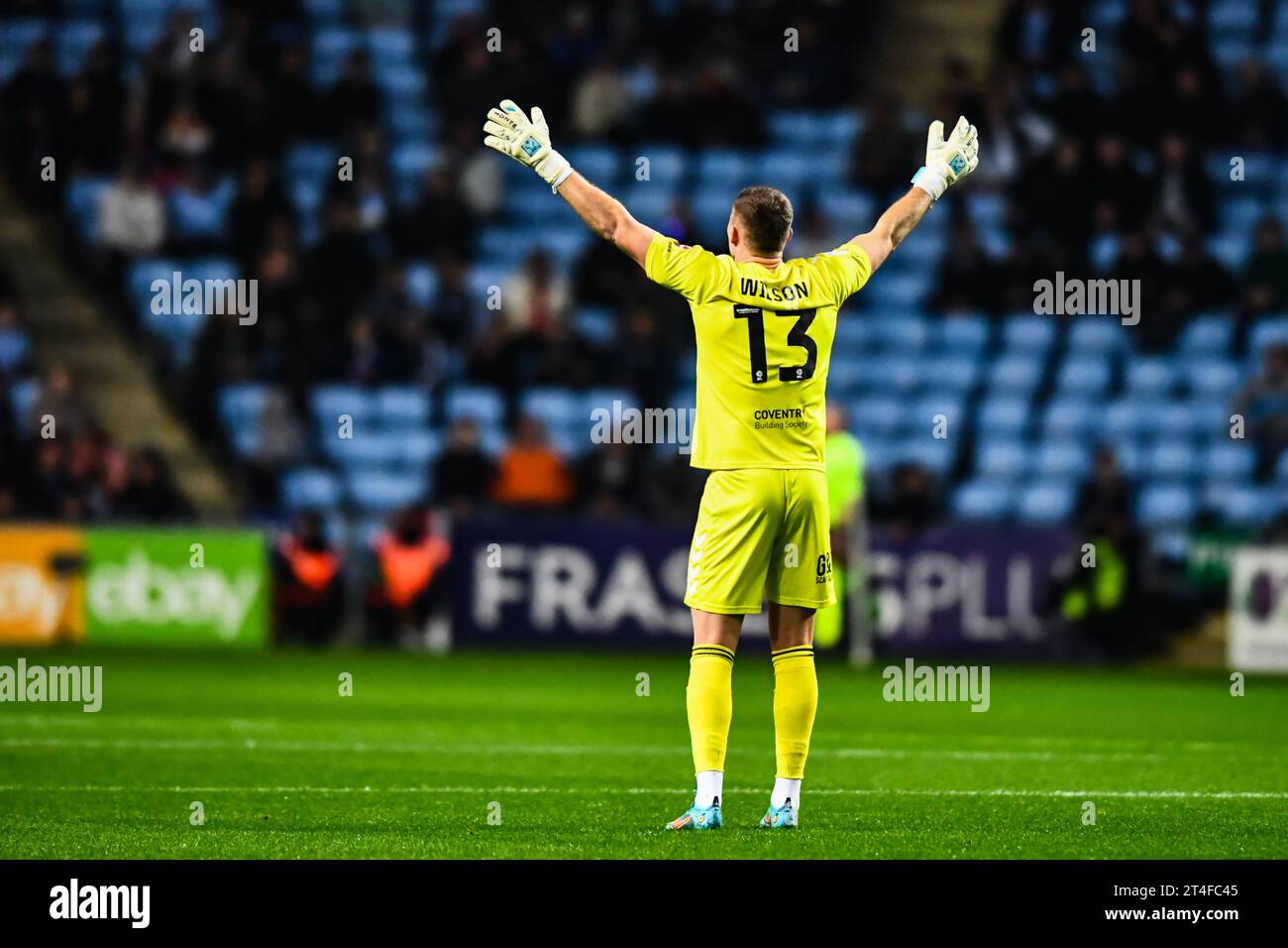 Oventry am Montag, 30. Oktober 2023. Torhüter Ben Wilson (13 Coventry City) Gesten während des Sky Bet Championship Matches zwischen Coventry City und West Bromwich Albion in der Coventry Building Society Arena, Coventry am Montag, den 30. Oktober 2023. (Foto: Kevin Hodgson | MI News) Credit: MI News & Sport /Alamy Live News Stockfoto