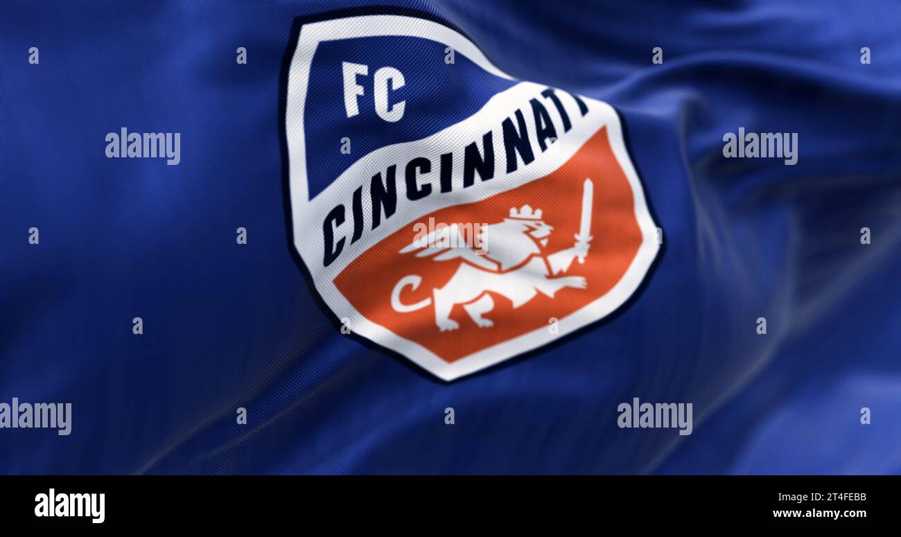 Cincinnati, USA, okt. 2 2023: Nahaufnahme der Fahne des FC Cincinnati, die im Wind winkt. Amerikanischer Profi-Fußballverein. MLS Eastern Conference. Illustrativ Stockfoto