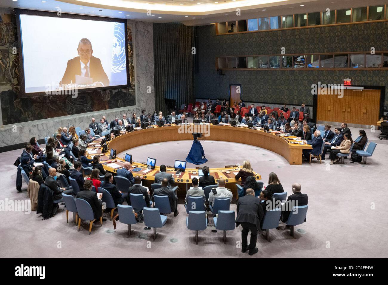 (231030) -- VEREINTEN NATIONEN, 30. Oktober 2023 (Xinhua) -- Philippe Lazzarini (auf dem Bildschirm), der generalkommissar des UN-Hilfswerks für Palästinaflüchtlinge (UNRWA), spricht am 30. Oktober 2023 auf einer Sitzung des UN-Sicherheitsrates über einen Videolink im UN-Hauptquartier in New York. Die Tötung Tausender Kinder in Gaza kann kein "Kollateralschaden" sein, sagte Lazzarini am Montag. (Eskinder Debebe/UN Photo/Handout via Xinhua) Stockfoto