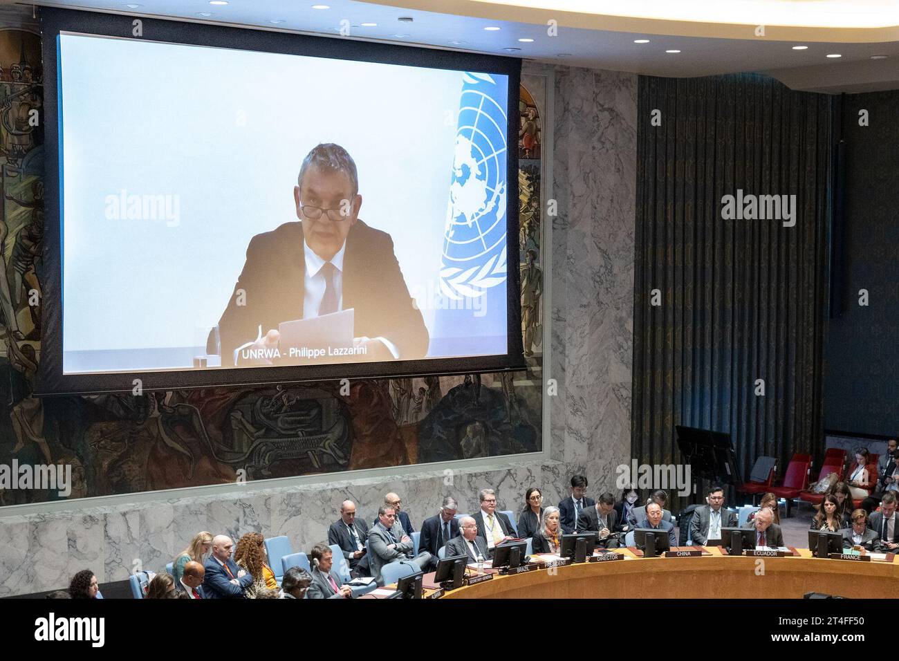 (231030) -- VEREINTEN NATIONEN, 30. Oktober 2023 (Xinhua) -- Philippe Lazzarini (auf dem Bildschirm), der generalkommissar des UN-Hilfswerks für Palästinaflüchtlinge (UNRWA), spricht am 30. Oktober 2023 auf einer Sitzung des UN-Sicherheitsrates über einen Videolink im UN-Hauptquartier in New York. Die Tötung Tausender Kinder in Gaza kann kein "Kollateralschaden" sein, sagte Lazzarini am Montag. (Eskinder Debebe/UN Photo/Handout via Xinhua) Stockfoto