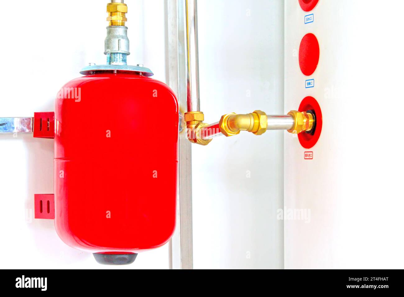 Roter Druckbehälter in der Werkshalle Stockfoto