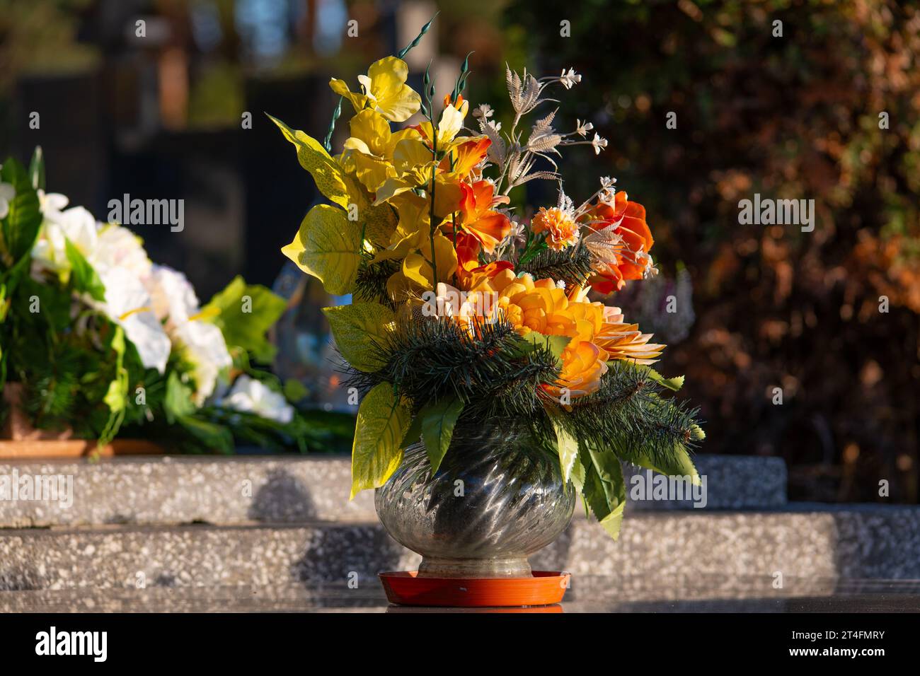 Blumen auf dem Grab. Allerheiligen auf dem Friedhof. Stockfoto