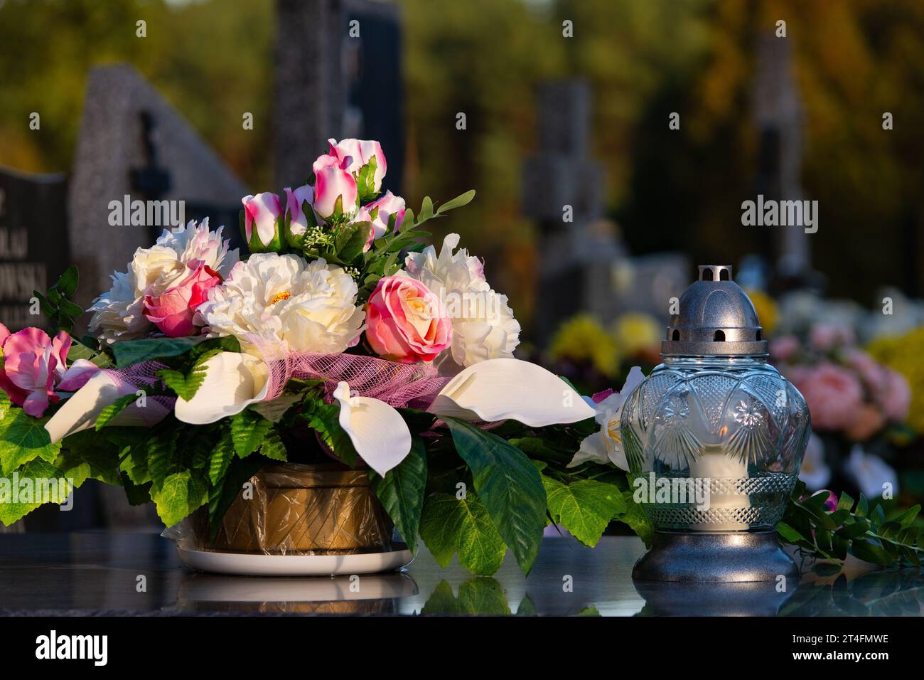 Blumen auf dem Grab. Allerheiligen auf dem Friedhof. Stockfoto