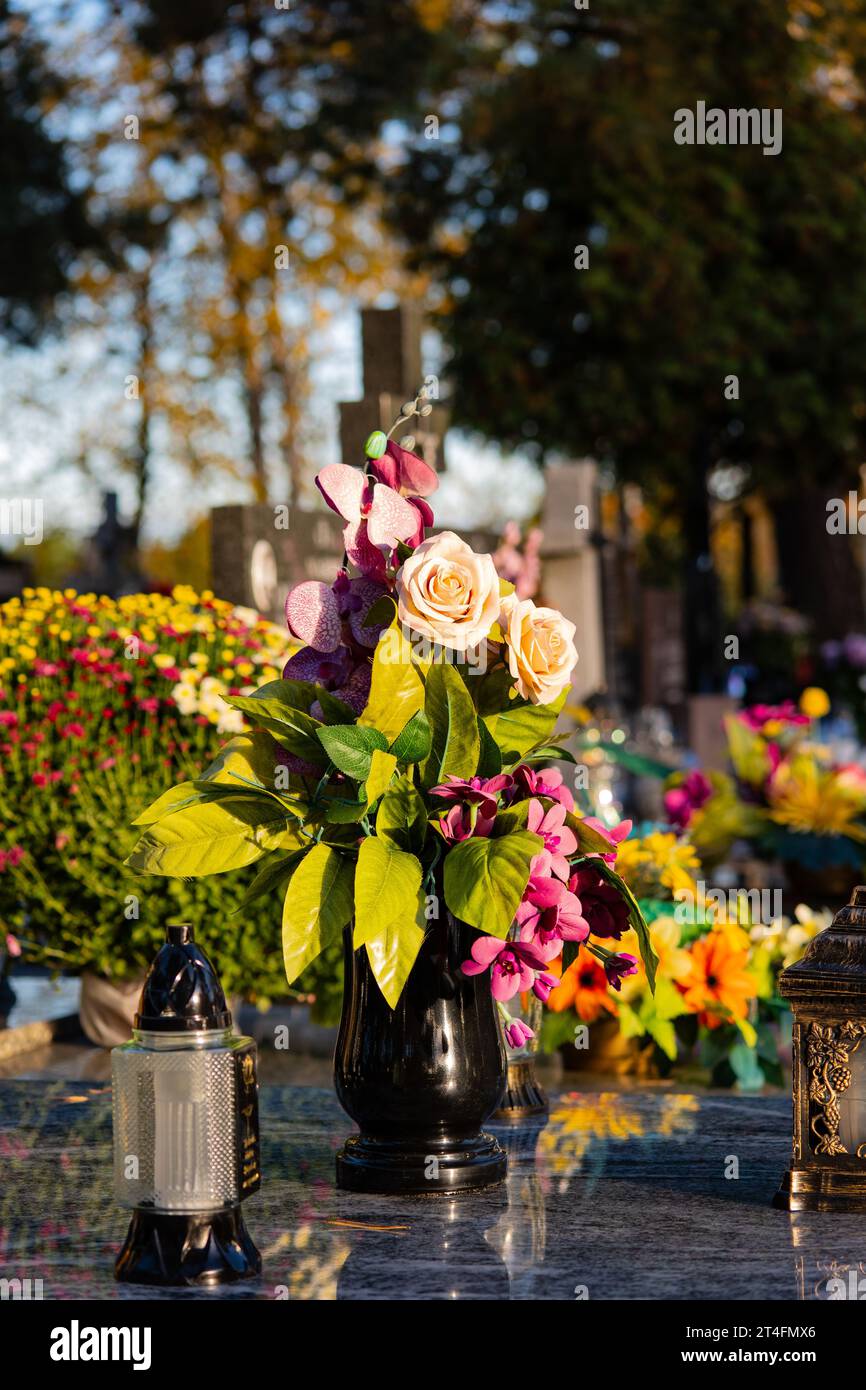 Blumen auf dem Grab. Allerheiligen auf dem Friedhof. Stockfoto