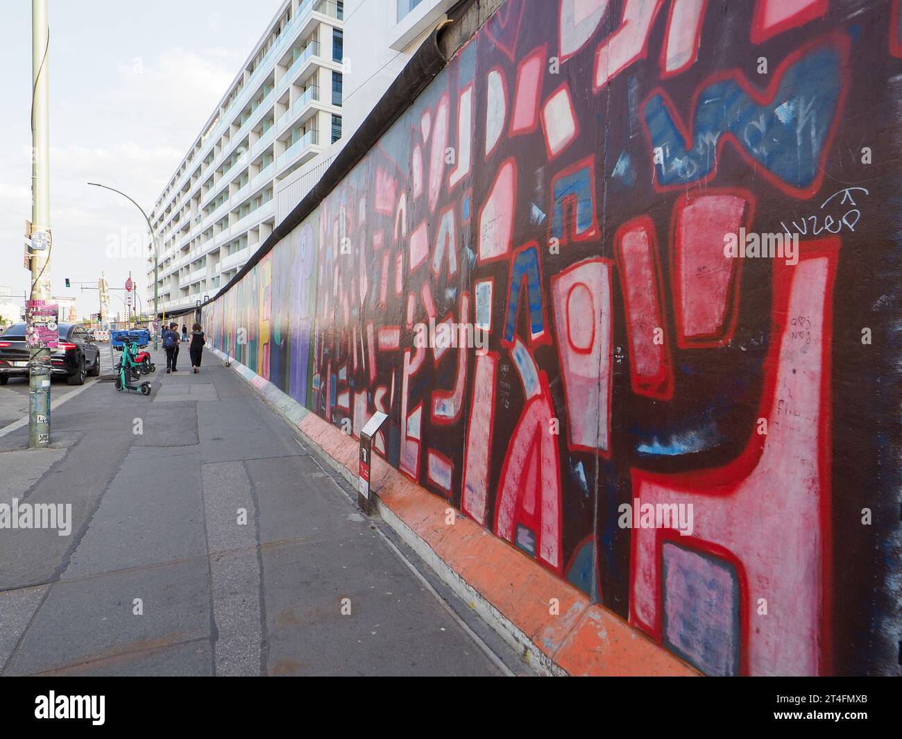 Berlin, Deutschland. Juli 2023. Wandgemälde von Thierry Noir in der East Side Gallery. Stockfoto