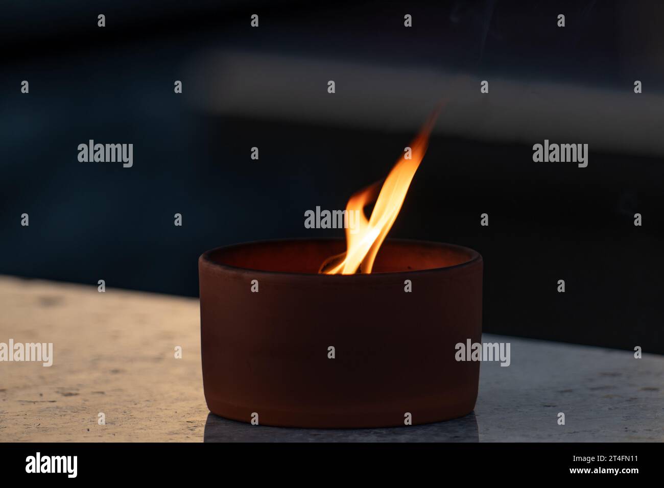 Kerze auf dem Grab auf schwarzem Hintergrund Stockfoto