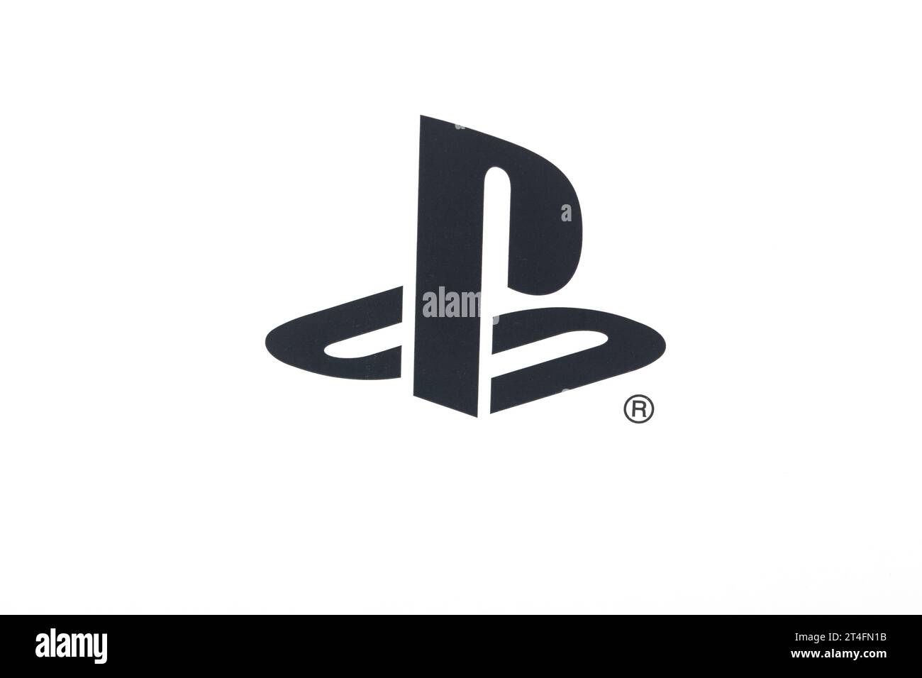 HUETTENBERG, HESSEN/DEUTSCHLAND - 8.04.2023: Sony PlayStation 5 Play Logo mit Markenzeichen auf weißem Hintergrund. Stockfoto