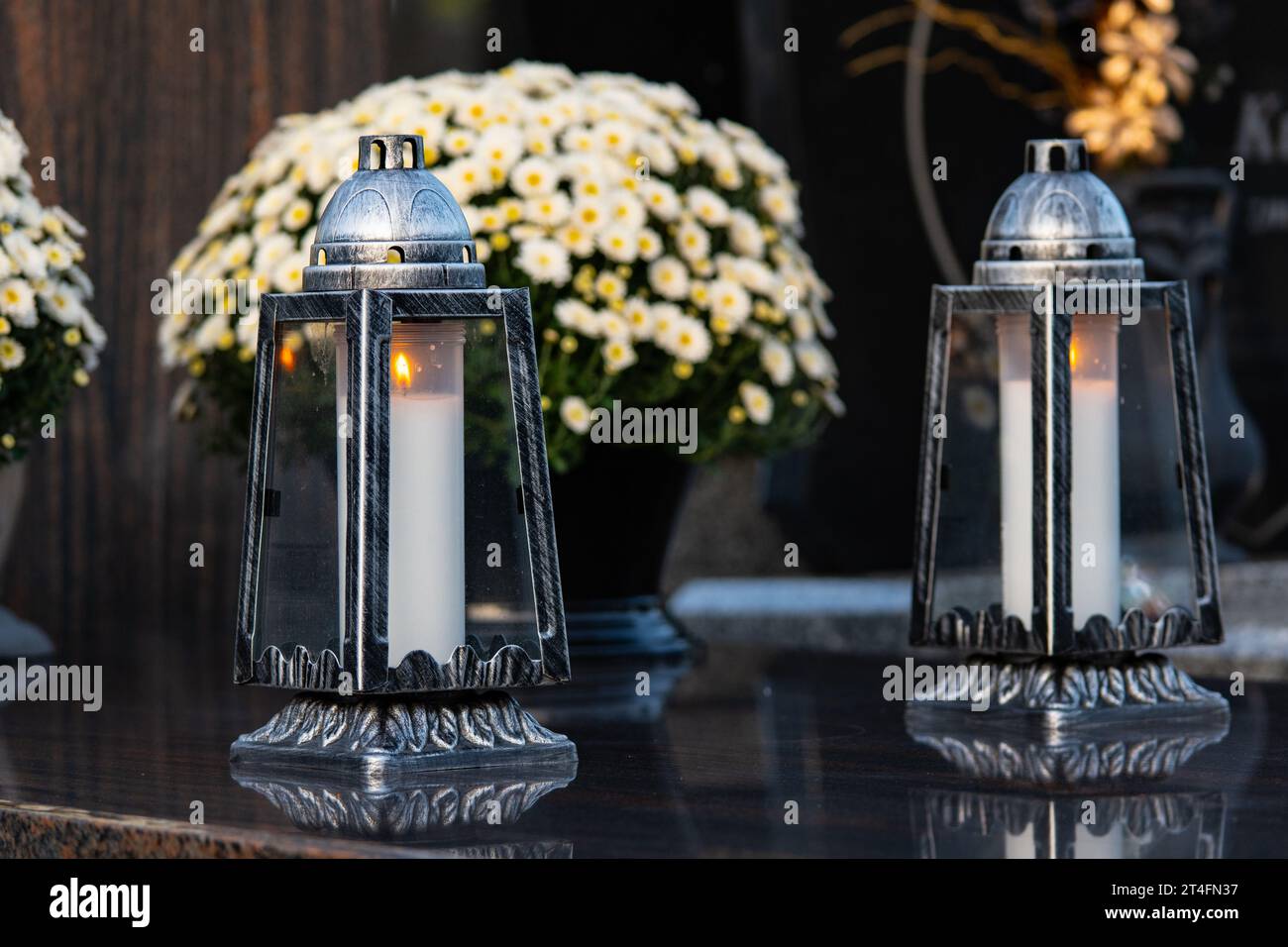 Laterne auf dem Grab, zündete Kerzen auf dem Friedhof an. Den ganzen heiligen Tag. Stockfoto