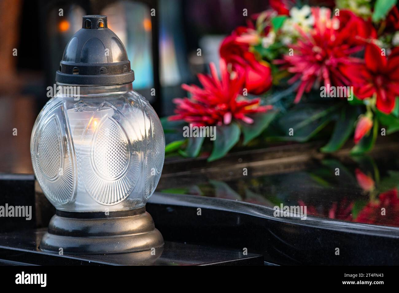 Laterne auf dem Grab, zündete Kerzen auf dem Friedhof an. Den ganzen heiligen Tag. Stockfoto