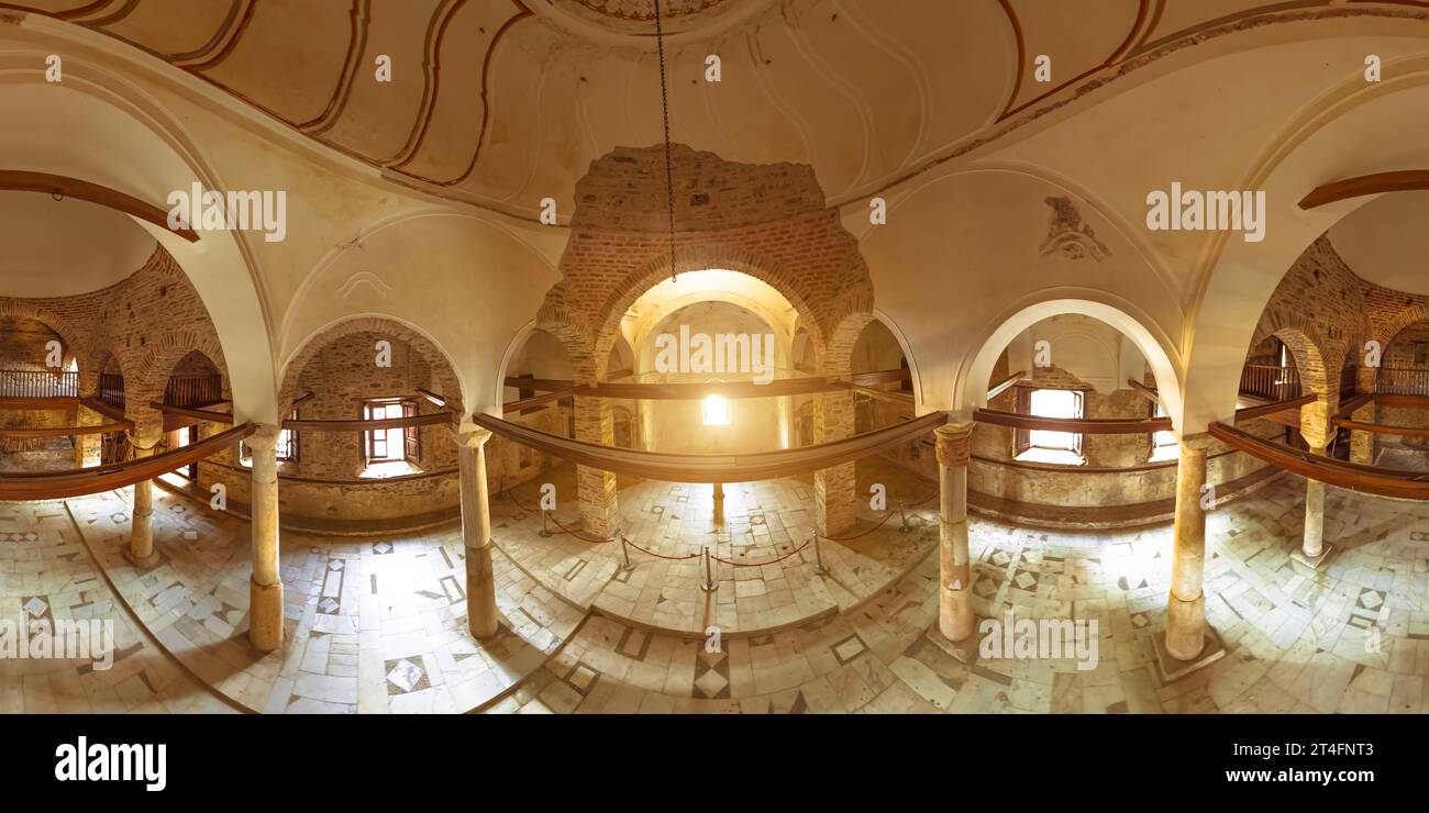 Sirince, Türkei - August 8,2023: St. John Baptist Church, Heiligtum eingebettet in die malerischen Hügel des charmanten Dorfes Sirince. Aus dem Jahr 1805 Stockfoto