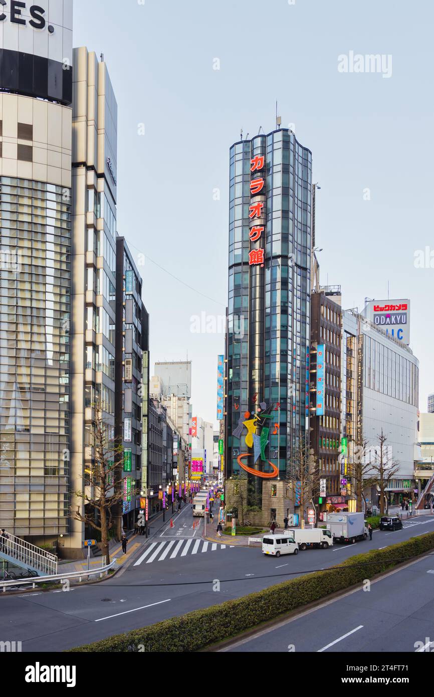 Tokio, Japan - 11. April 2023: Straßenblick mit Straßenverkehr und Hochhäusern im Nishi-Shinjuku-Viertel. Nishi-Shinjuku ist ein Wolkenkratzer-Geschäft dist Stockfoto