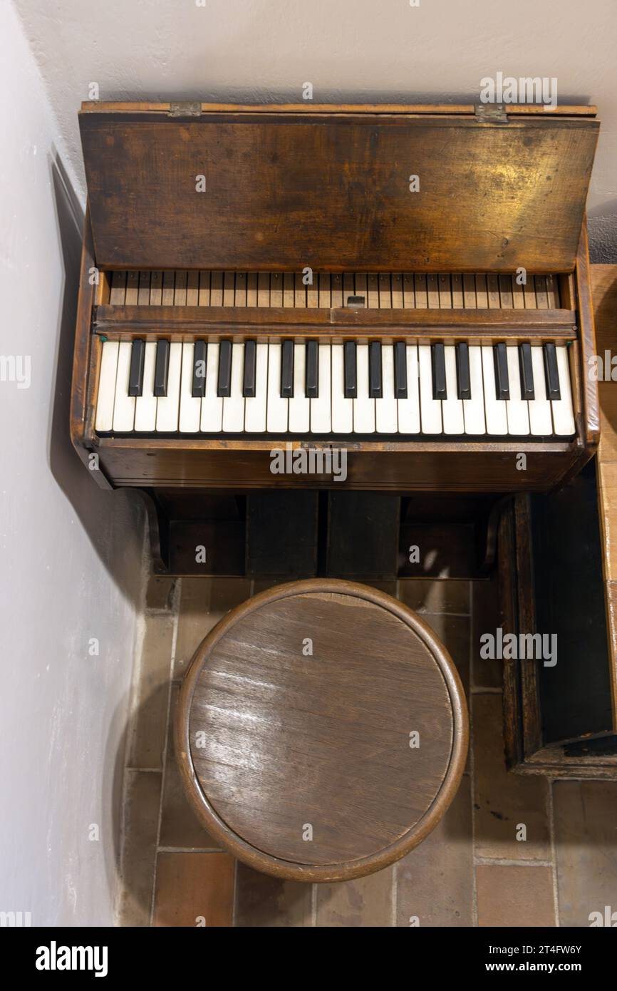 Altes Klavier mit leerem Drehstuhl, Blick von oben Stockfoto