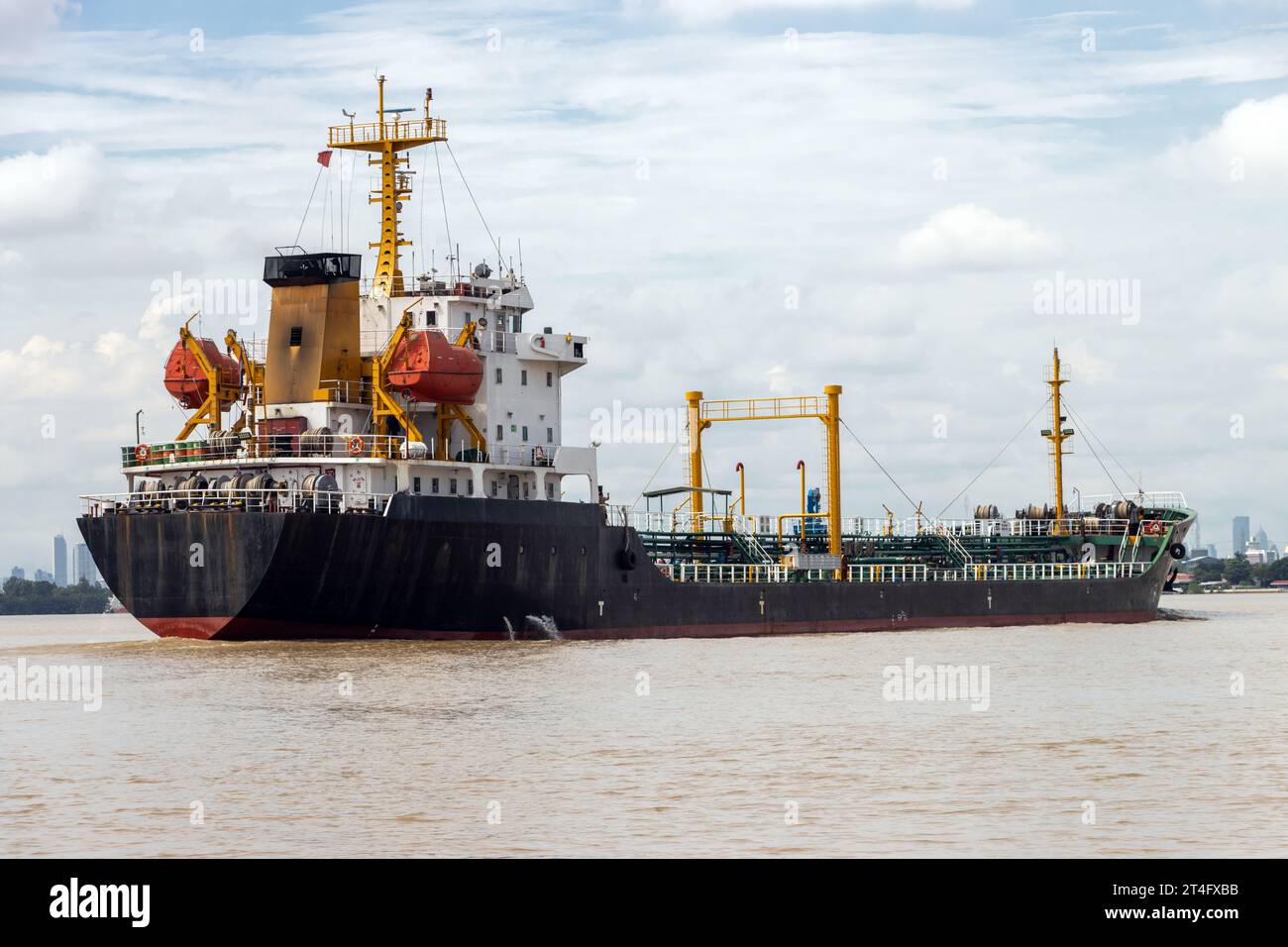 Der Chemical Tanker in der Mündung des Chao Phraya Flusses, Thailand Stockfoto