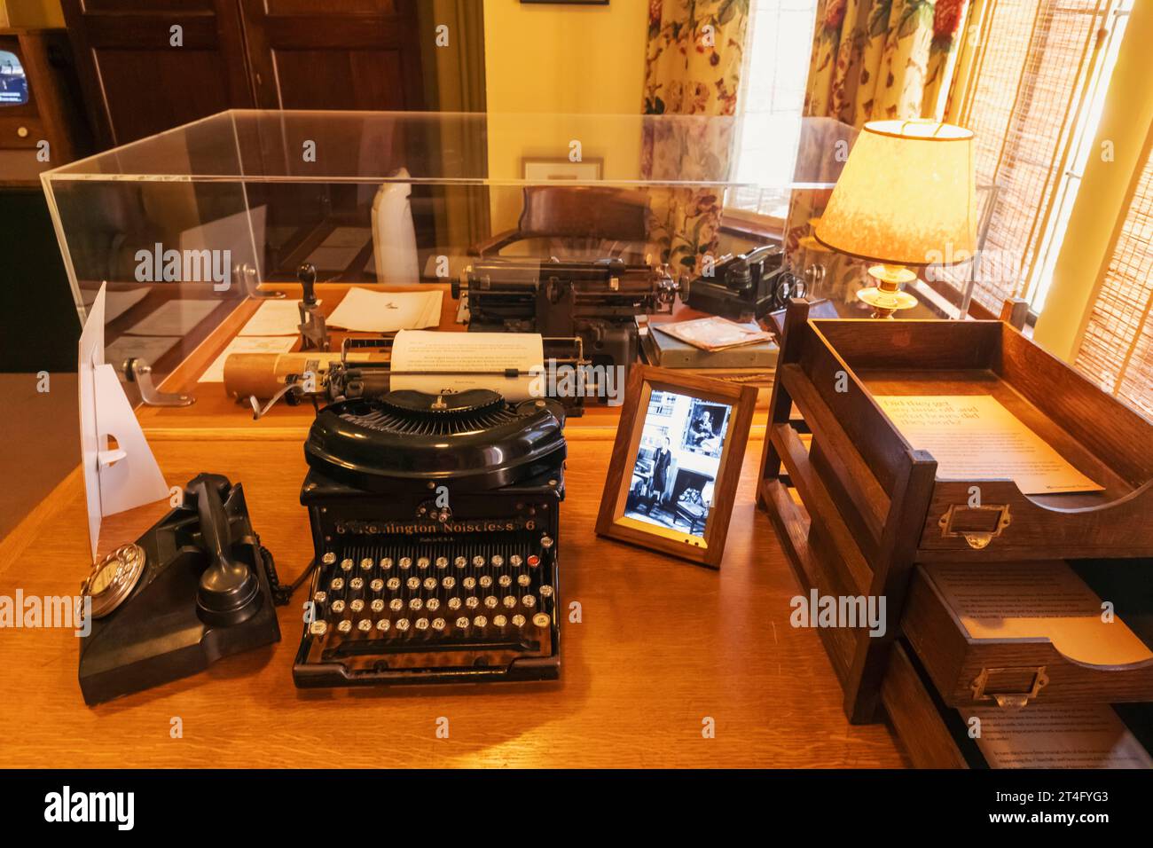 England, Kent, Westerham, Chartwell, Winston Churchill's Home, Ausstellung von Vintage-Schreibmaschinen und Telefonen Stockfoto