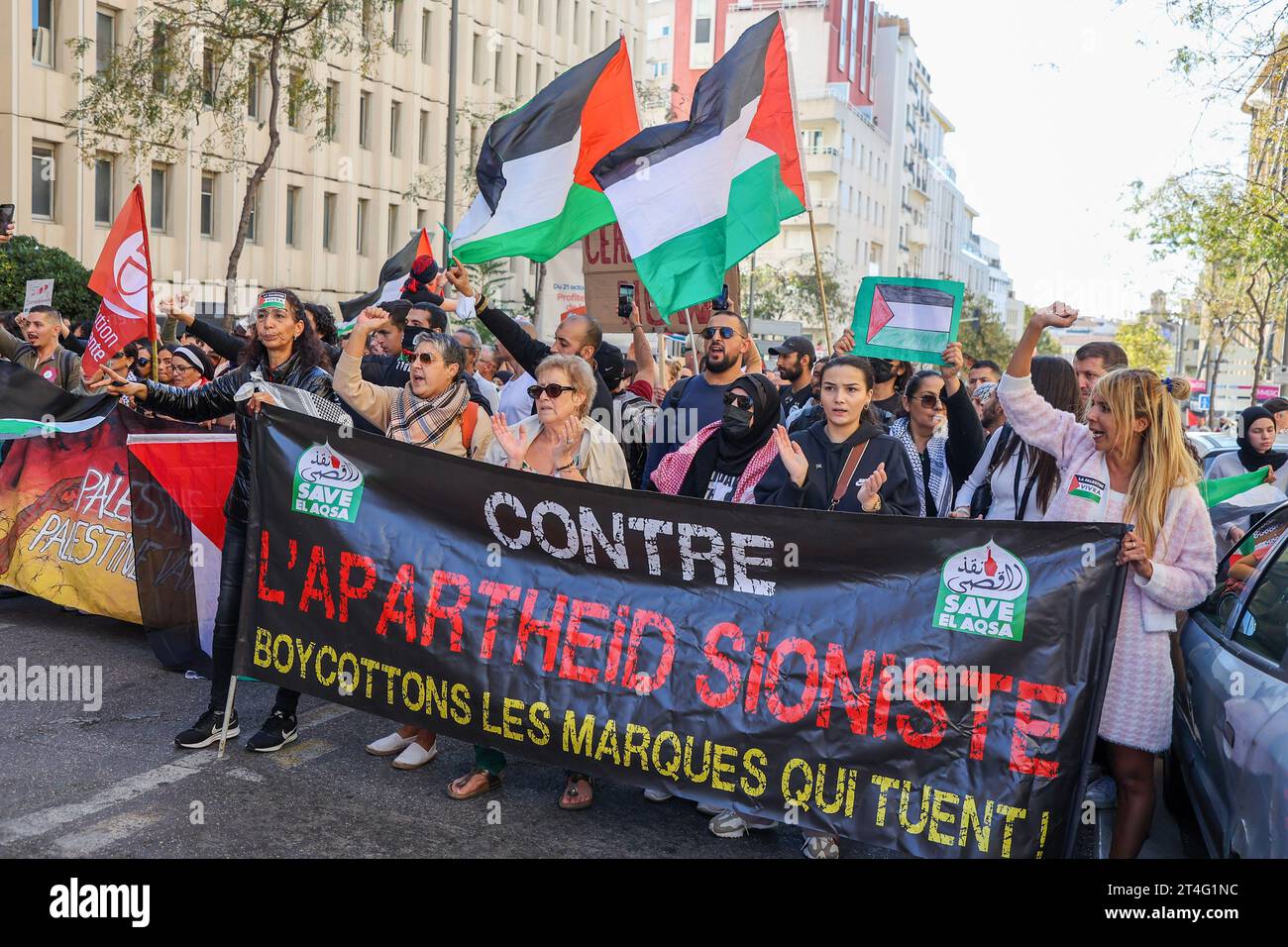 Marseille, Frankreich. Oktober 2023. Demonstranten schwenken palästinensische Fahnen und Banner während der Demonstration für Gaza. Mehr als 1.800 Demonstranten in Marseille marschierten, um das palästinensische Volk zu unterstützen und zu sagen, dass die Bombenanschläge im Gazastreifen gestoppt wurden. Auf Aufruf des Kollektivs Urgence Palestine ging diese Demonstration in Richtung des alten Hafens von Marseille, im Rhythmus der Gesänge: "Wir sind alle Palästinenser" oder "Israel-Attentäter, Macron Komplicit". Quelle: SOPA Images Limited/Alamy Live News Stockfoto