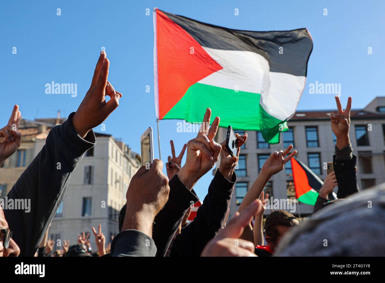 Marseille, Frankreich. Oktober 2023. Demonstranten schwenken während der Demonstration für Gaza eine palästinensische Flagge. Mehr als 1.800 Demonstranten in Marseille marschierten, um das palästinensische Volk zu unterstützen und zu sagen, dass die Bombenanschläge im Gazastreifen gestoppt wurden. Auf Aufruf des Kollektivs Urgence Palestine ging diese Demonstration in Richtung des alten Hafens von Marseille, im Rhythmus der Gesänge: "Wir sind alle Palästinenser" oder "Israel-Attentäter, Macron Komplicit". (Foto: Denis Thaust/SOPA Images/SIPA USA) Credit: SIPA USA/Alamy Live News Stockfoto