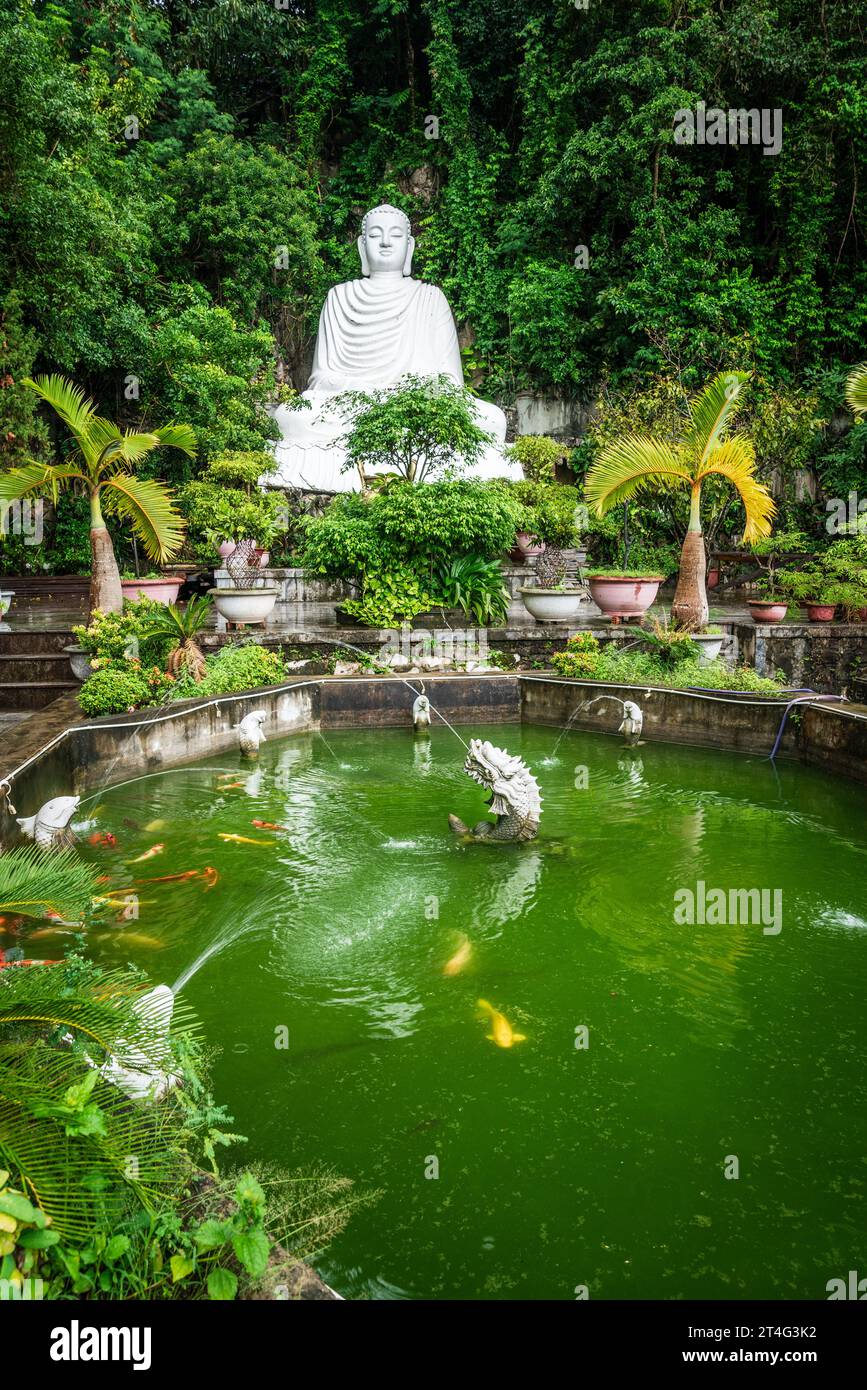 Ziergarten mit einer Buddha-Statue auf dem Marmorberg in Vietnam Stockfoto