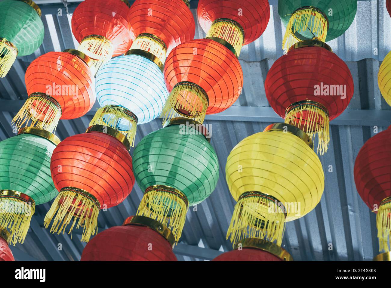 Bunte orientalische Lampions in einem Geschäft in Hue, Vietnam Stockfoto