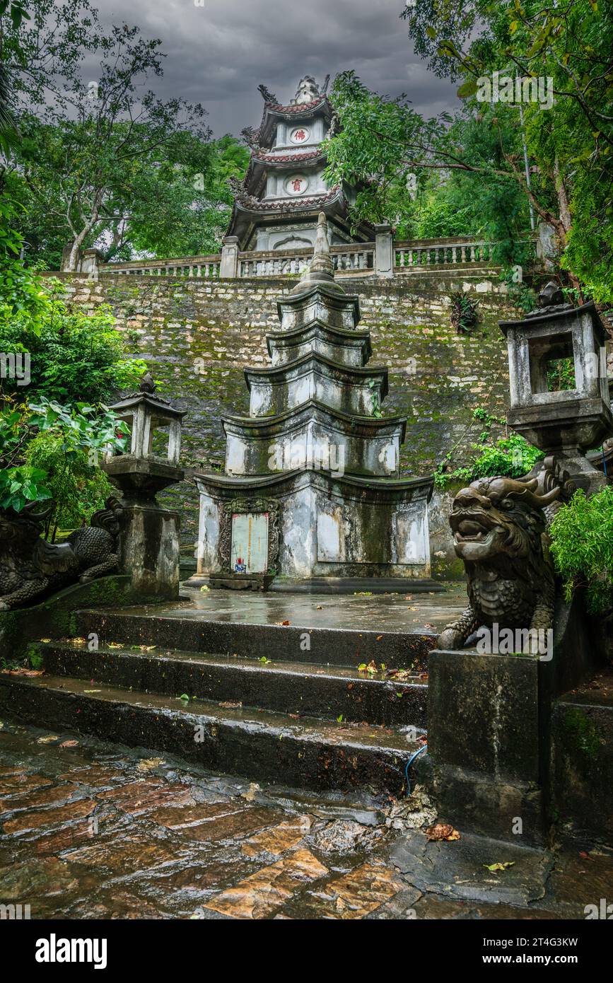 Blick auf den Xa Loi Turm und den Garten auf dem Marmorberg in Vietnam Stockfoto