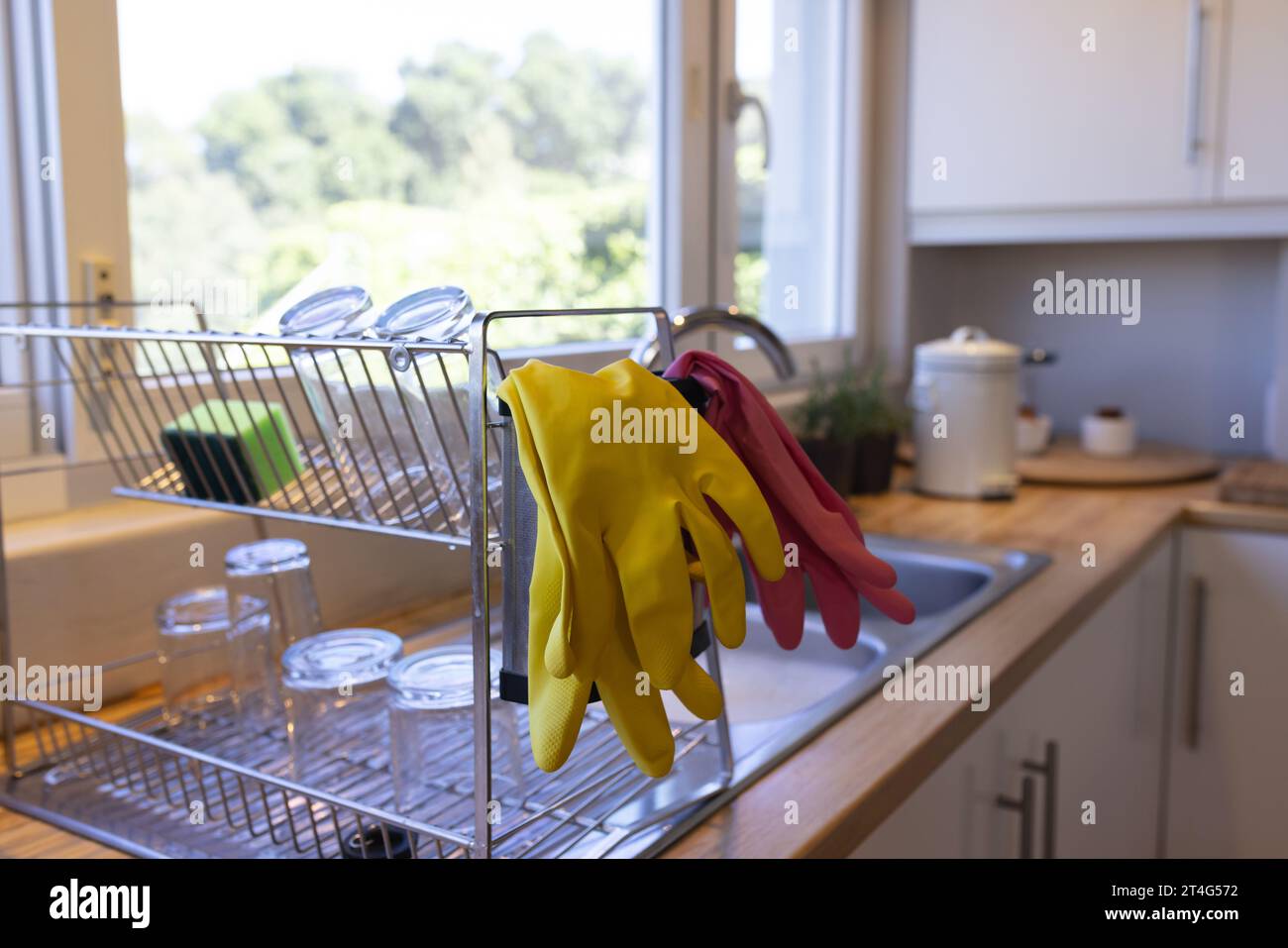 Nahaufnahme der Arbeitsplatte mit Küchenausstattung in der Küche Stockfoto