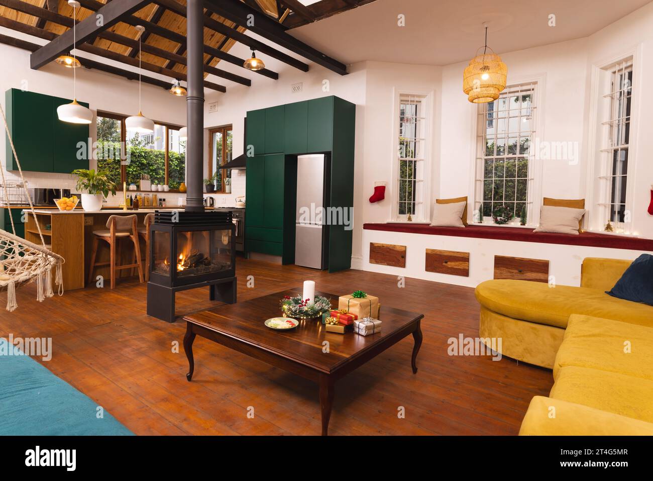 Luxuriöse offene Wohnküche und Wohnzimmer mit freistehendem Holzbrenner, Kopierraum Stockfoto