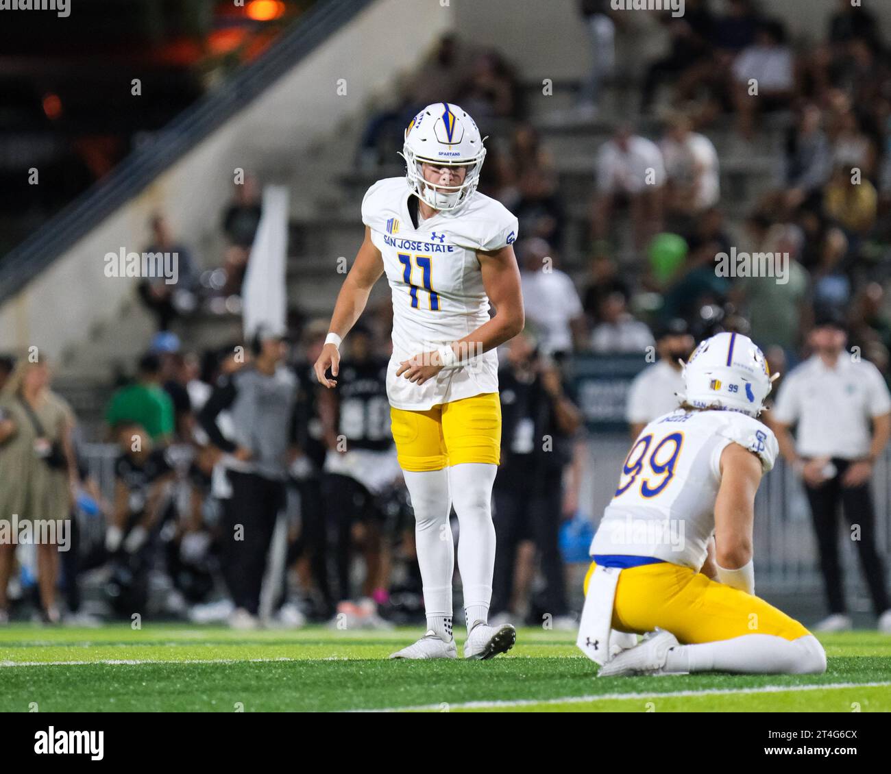 28. Oktober 2023: San Jose State Spartans Platzkicker Kyler Halvorsen #11 macht sich bereit, den Ball während des NCAA-Fußballspiels zwischen den University of Hawaii Warriors und der San Jose St. zu kicken Spartans im Clarence T.C. Ching Complex in Honolulu, Hawaii. Glenn Yoza/CSM Stockfoto