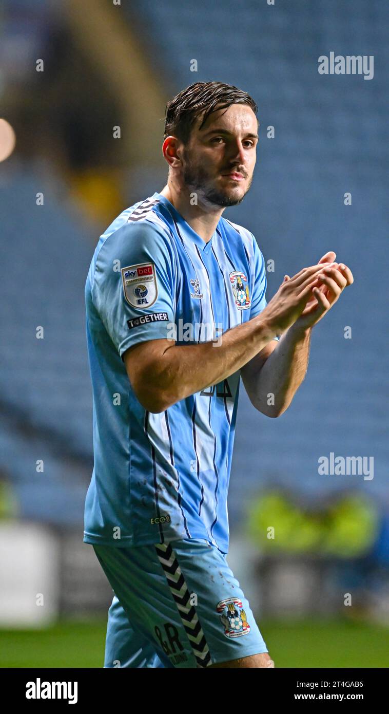 Coventry, Großbritannien. Coventry, Großbritannien. 30. Oktober 2023; Coventry Building Society Arena, Coventry, England; EFL Championship, Coventry City gegen West Bromwich Albion; Liam Kitching von Coventry applaudiert die Heimfans nach dem letzten Whistle Credit: Action Plus Sports Images/Alamy Live News Stockfoto