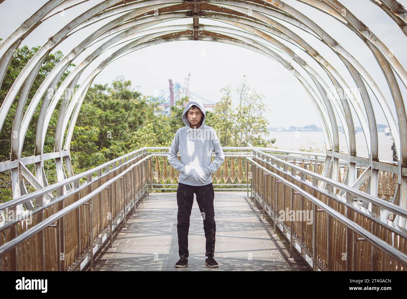 Teenager in lässigem Hoodie-Shirt Stockfoto