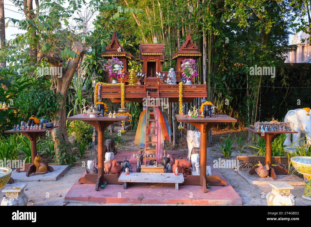 Thailand: Ein raffiniertes Spirituosenhaus im Garten eines großen Privathauses neben dem Fluss Ping, Chiang Mai. Viele Thailänder glauben, dass jedes Haus ein eigenes Geisterhaus haben sollte, das für das Wohlbefinden des örtlichen Geistes sorgt (chao thii). Diese können überall im Garten liegen (sogar in Großstädten auf dem Dach), unter der wichtigen Voraussetzung, dass der Schatten menschlicher Wohnverhältnisse niemals auf das Geisterhaus fallen sollte, das Zuhause des ursprünglichen und wahren Besitzers des Landes – das chao thii. Stockfoto