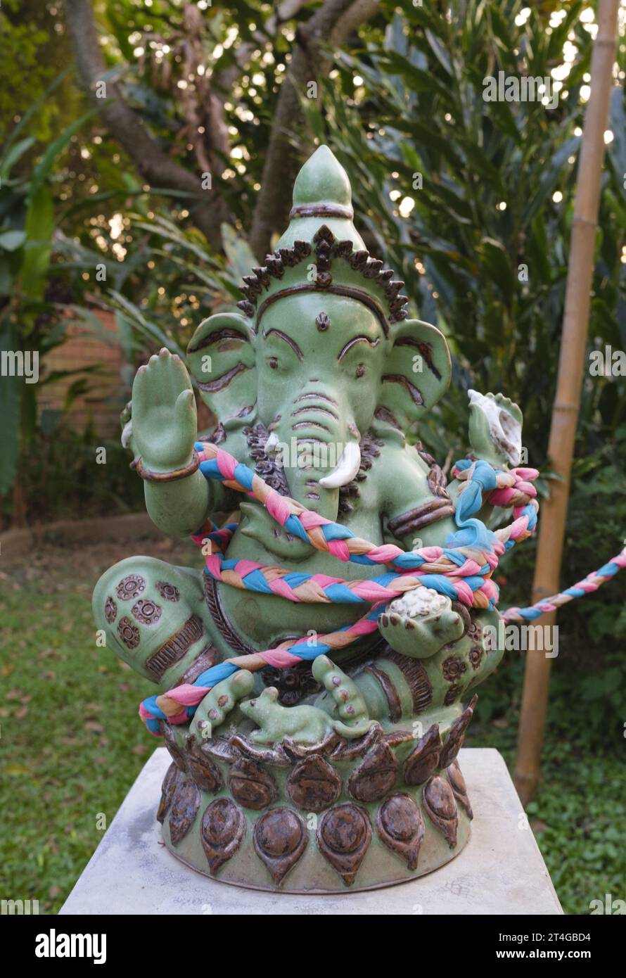 Thailand: Eine Statue des hinduistischen Gottes Ganesh im Garten eines großen Privathauses neben dem Fluss Ping, Chiang Mai. Ganesha, auch Ganesa oder Ganesh, und auch bekannt als Ganapati, Vinayaka und Pillaiyar, ist eine der bekanntesten und am weitesten verehrten Gottheiten im Hindu-pantheon. Sein Bild ist in Indien und Nepal zu finden. Die Hindu-Sekten verehren ihn, unabhängig von seiner Zugehörigkeit. Die Hingabe an Ganesha ist weit verbreitet und erstreckt sich auf Jains, Buddhisten und über Indien hinaus. Stockfoto