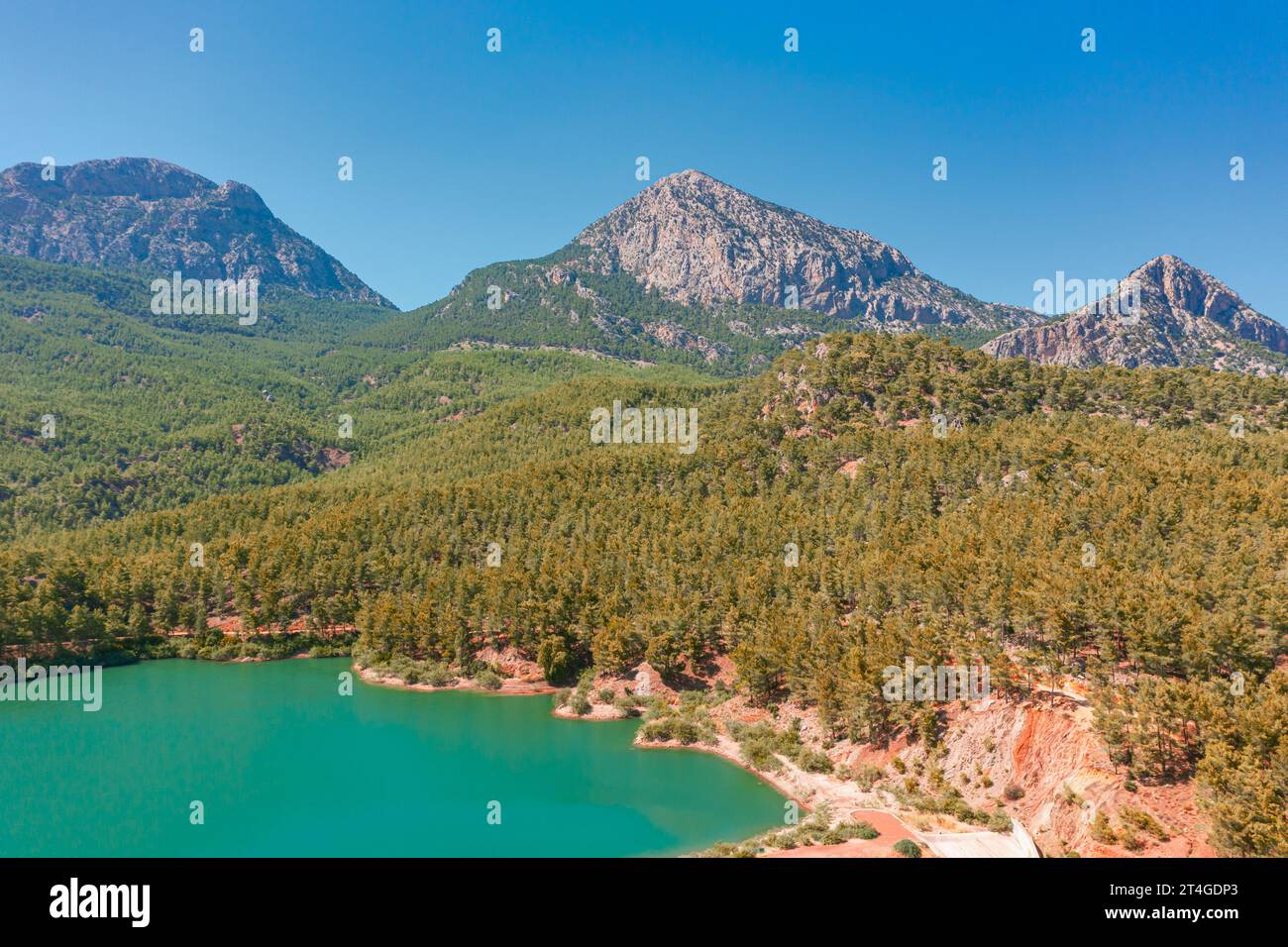 Blick aus der Vogelperspektive auf das Hochgebirge des Nationalparks. Holzsee-Reservoir-Wald zwischen felsigen Bergen und Gipfeln Stockfoto