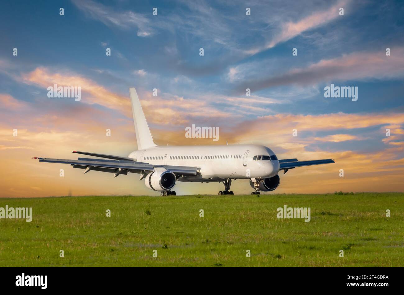 Passagierflugzeug landet bei schönem Sonnenuntergang auf der Start- und Landebahn des Flughafens, Kilometerstand und Verringerung der Bremsgeschwindigkeit. Stockfoto
