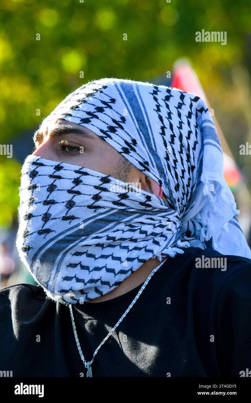 In Montreal hat sich eine Vielzahl von Demonstranten solidarisch mit den Palästinensern verbündet und inbrünstig zu einem dringenden Waffenstillstand in Gaza aufgerufen. Samstag, 28. Oktober 2023 Stockfoto