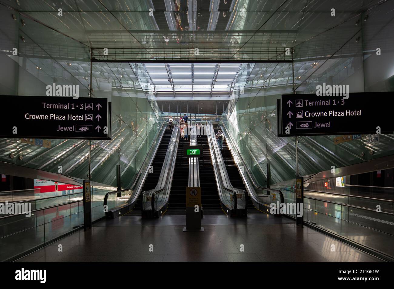 Symmetrische Ansicht der Rolltreppen am Bahnhof des Flughafens Changi verbindet verschiedene Terminal-Knotenpunkte für Reisende, die Singapur verlassen oder einreisen. Stockfoto