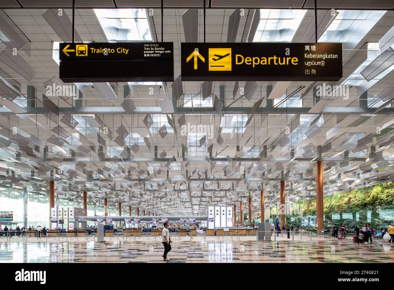 Der Flughafen Changi ist bekannt für seine Effizienz, Sauberkeit und Passagierorientierung. Riesige Wegweiser oben, damit Besucher von weitem sehen können. Stockfoto